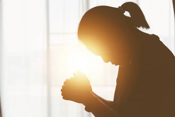 기독교의 기도하고 있습니다 여자는 축복을 바라며 기도한다 여자는 성경으로 기도하는 — 스톡 사진