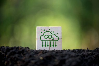 İklim değişikliği ve küresel ısınmayı sınırlamak için CO2 emisyonlarını azaltmak. Düşük sera gazı seviyeleri, karbonhidrat kaybı, net sıfır karbondioksit ayak izi. Yeşil doğa geçmişi. İş karbon kredisi kavramı.