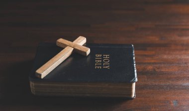 Ruhanilik, Din ve Umut kavramı. Masada Kutsal İncil ve Haç var. Hristiyan Halkı İçin Tevazu, Dua, İnanç ve İnancın Sembolü