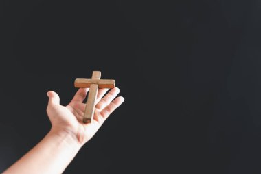 Hristiyan kadın ellerini kutsal bir haç tutarak ve ibadet ederek kapat. Spiritüellik ve din kavramı, Hristiyan haçı tutan kişi içeride dua etmeye başlıyor. Hıristiyanlar için inanç ve inanç.