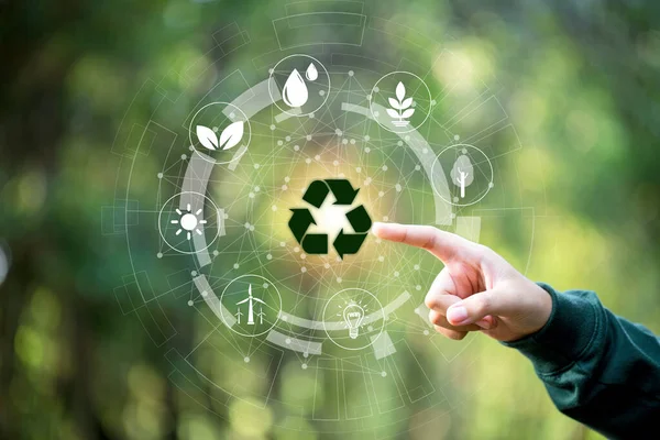 人的手用环保图标触摸回收符号 拯救世界 可持续环境理念 基于绿色背景的网络连接环境图标技术 — 图库照片