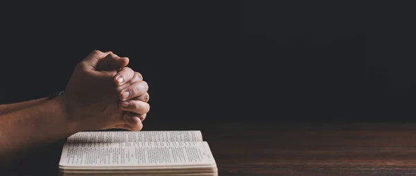 Mãos Dobradas Oração Uma Bíblia Sagrada Conceito Igreja Para Banner — Fotografia de Stock