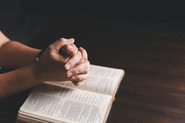 Las Manos Mujer Rezando Dios Con Biblia Mujer Rezar Para — Foto de Stock