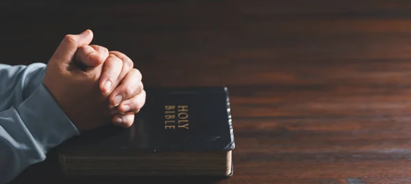 Ręce Złożone Modlitwie Biblii Koncepcji Kościoła Dla Wiary Baner Przestrzenią — Zdjęcie stockowe