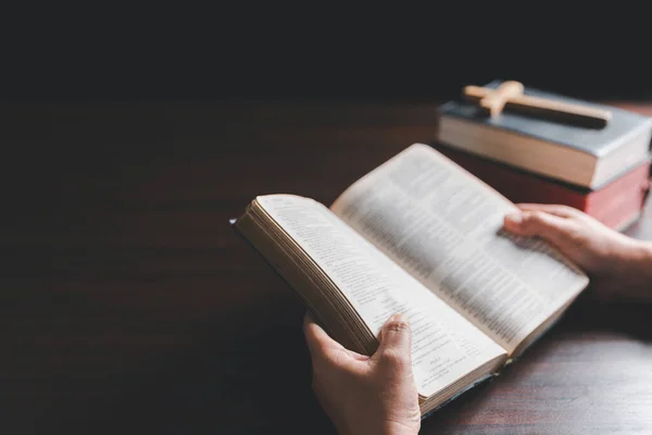 Χριστιανή Γυναίκα Που Διαβάζει Βίβλο Γυναίκες Προσεύχονται Για Την Ευλογία — Φωτογραφία Αρχείου