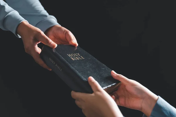 女人的手给圣经 在全世界传播基督教福音和宗教的使命 手拿圣经放在木制桌子上 — 图库照片