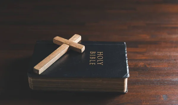 Andlighet Religion Och Hope Concept Heliga Bibeln Och Korset Skrivbordet — Stockfoto