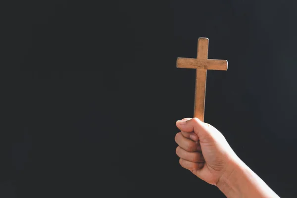 Zamknij Chrześcijańskie Ręce Trzymając Krzyż Święty Czcić Duchowość Religia Koncepcja — Zdjęcie stockowe