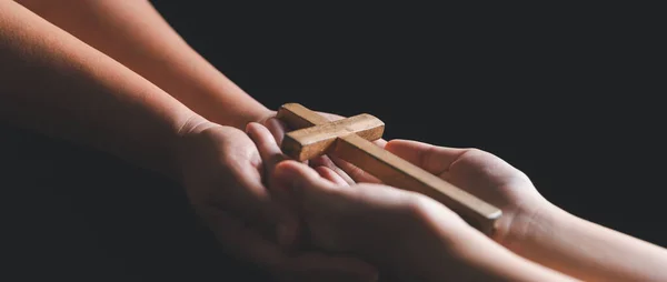Frauenhand Mit Kreuz Konzept Der Hoffnung Glaube Christentum Religion Kirche — Stockfoto