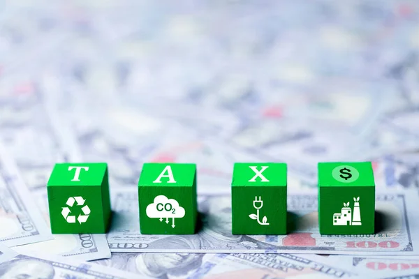 緑の木製のキューブは 米ドルの背景にCo2税の単語 グリーンCo2税の概念 炭素税 社会的責任事業の概念 自然汚染の課税 — ストック写真