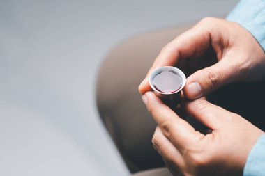 Ayin kavramı ya da Hristiyanlığın kutsal ayini. Ayin, İsa tarafından kurulmuş bir ayindir. Havarilerle son akşam yemeği sırasında. Ekmek ve şarap Hristiyan İsa 'nın bedeni ve kanıdır..