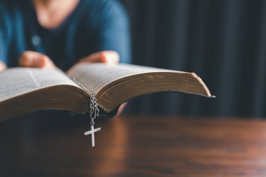 Çarmıha gerilmiş Hıristiyan kadın Katolik, din, maneviyat, inanç, inanç, umut ve ibadet kavramında Tanrı 'ya dua et..