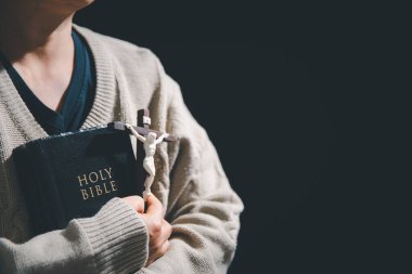 Hristiyan hayatı, Tanrı 'ya dua etmek. Kadınlar daha iyi bir hayat dilemek için Tanrı 'ya dua ederler. Dişi eller İncil 'le Tanrı' ya dua ediyor. Bağışlanmak için yalvarıyor ve iyiliğe inanıyordu..