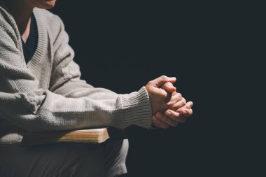 Hristiyan hayatı, Tanrı 'ya dua etmek. Kadınlar daha iyi bir hayat dilemek için Tanrı 'ya dua ederler. Dişi eller İncil 'le Tanrı' ya dua ediyor. Bağışlanmak için yalvarıyor ve iyiliğe inanıyordu..