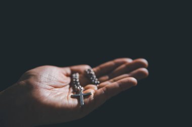 Hristiyan hayatı, Tanrı 'ya dua etmek. Kadınlar daha iyi bir hayat dilemek için Tanrı 'ya dua ederler. Dişi eller, çarmıhla Tanrı 'ya dua ediyor. Bağışlanmak için yalvarıyor ve iyiliğe inanıyordu..