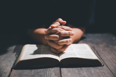 Hristiyan hayatı, Tanrı 'ya dua etmek. Kadınlar daha iyi bir hayat dilemek için Tanrı 'ya dua ederler. Dişi eller İncil 'le Tanrı' ya dua ediyor. Bağışlanmak için yalvarıyor ve iyiliğe inanıyordu..