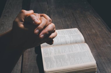 Hristiyan hayatı, Tanrı 'ya dua etmek. Kadınlar daha iyi bir hayat dilemek için Tanrı 'ya dua ederler. Dişi eller İncil 'le Tanrı' ya dua ediyor. Bağışlanmak için yalvarıyor ve iyiliğe inanıyordu..
