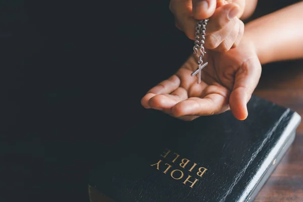Hristiyanlık Kadın Katolik Ele Tutuşan Haç Tanrı Dua Din Maneviyat — Stok fotoğraf