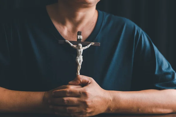Chrześcijaństwo Kobieta Katolicka Krzyża Krzyż Modlić Się Boga Osoba Modlitwa — Zdjęcie stockowe