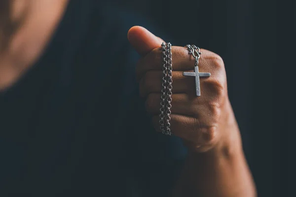Chrześcijaństwo Kobieta Katolicka Krzyża Krzyż Modlić Się Boga Osoba Modlitwa — Zdjęcie stockowe