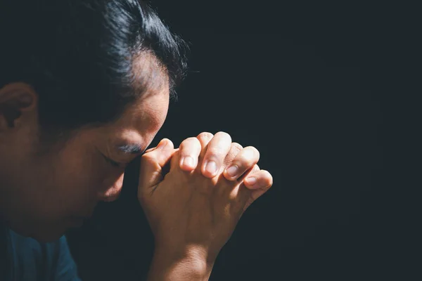 기독교의 기도하고 있습니다 여자는 바라는 축복을 기원합니다 손들은 기도하고 용서를 — 스톡 사진