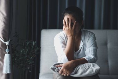 Genç bir kadının depresyondaki kişisi mutsuzdur. Yalnızlık çeken adam yalnız oturuyor. Kadın hayal kırıklığı ve umutsuz vaka. Umutsuzluk, ağlamak gibi baş ağrısı. İnsanlar üzgün, hayal kırıklığına uğramış, yorgun ve olumsuz hissediyorlar..