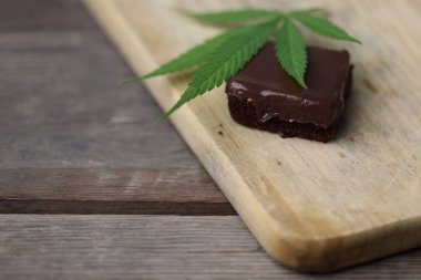 Kenevir ya da marihuana kurabiyeleri CBD ile yapılan lezzetli ev yapımı kurabiyelerdir. Ve yaprak süslemesi. Tıbbî Yenilebilir. Tıbbi marihuana tedavisi. Kenevir yeşildir, bitkisel ilaçlar sağlıklıdır..