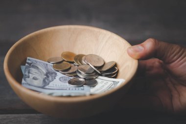 İncil 'in bize ilk meyvenin onda birini Tanrı' ya bağışlamayı öğrettiği onuncu ya da onuncu vergidir. Kutsal İncilli sikkeler. Din bağışı ve finansman. Para vermek, Hıristiyanlık bağışı sembolü.