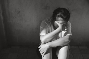 Cinsel şiddet kavramı, tecavüz kadın ihlalini durdurun. Uluslararası Kadınlar Günü. Genç bir kız üzgün, başını diz çöktü. Şiddeti ve tecavüz kavramını durdurun, kadın hakları ihlalleri. Mutsuz kadın yalnızlıktır..