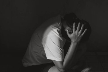 Cinsel şiddet kavramı, tecavüz kadın ihlalini durdurun. Uluslararası Kadınlar Günü. Genç bir kız üzgün, başını diz çöktü. Şiddeti ve tecavüz kavramını durdurun, kadın hakları ihlalleri. Mutsuz kadın yalnızlıktır..