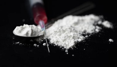 Uyuşturucu ya da uyuşturucu her türlü ilaçtır. Kokain bağımlılığı ölüme zararlıdır. Uyuşturucu yasadışı ya da yasaktır. Eroin insanların kanlarına şırınga ile enjekte ettikleri bir tozdur..