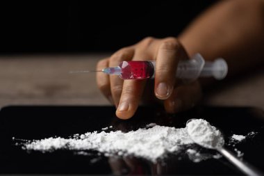 Uyuşturucu ya da uyuşturucu her türlü ilaçtır. Kokain bağımlılığı ölüme zararlıdır. Uyuşturucu yasadışı ya da yasaktır. Eroin insanların kanlarına şırınga ile enjekte ettikleri bir tozdur..