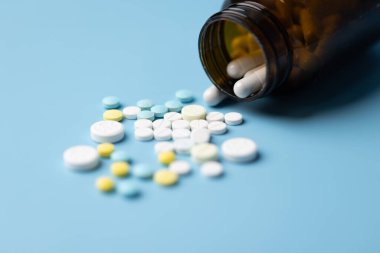 Uyuşturucu bir çeşit ilaçtır. İlaçlar tablet, haplar ve kapsül olabilir. İlave uyuşturucu gereksinimi kötüdür. İlaç ağrı kesici hastalıklardır. Uyuşturucuyu şişede saklayıp güneş ışığından ve serinlikten uzak tutabiliriz..