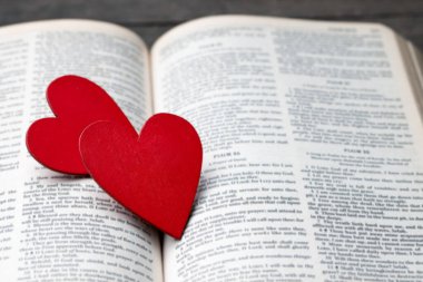 Kutsal İncil 'deki kırmızı kalp Tanrı' nın sevgisinin sembolüdür. Tanrı tüm insanlara sevgi verir. Kilisede İncil 'i görebilir ya da bulabiliriz. İncil Hristiyanlığın dinidir. Sayfada iki kalp.