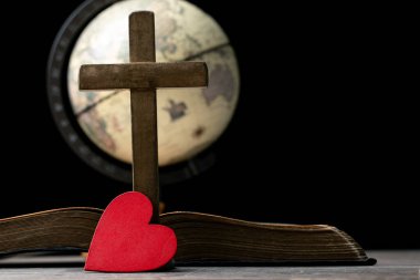Kutsal İncil 'deki kırmızı kalp Tanrı' nın sevgisinin sembolüdür. Tanrı tüm insanlara sevgi verir. Kilisede İncil 'i görebilir ya da bulabiliriz. İncil Hristiyanlığın dinidir. Sayfada iki kalp.