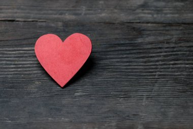 Siyah arka plandaki kırmızı kalp. Kalbin yanındaki haç da dahil. Haç Hristiyan dininin sembolüdür. Tanrı herkesi sever ve herkese yardım eder. Pazar dua etmek ve ibadet etmek için kiliseye git..