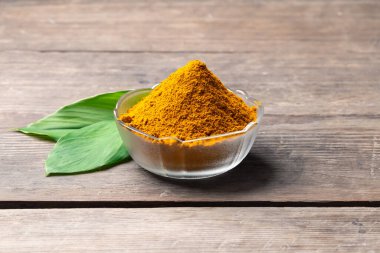 Zerdeçal tozu doğal bir bitkidir ve yemek pişirmek için bir malzemedir. Kuruduğunda zerdeçal tozunun rengi sarı, çiğ olduğunda ise yeşildir. Hint yemeği gibi Asya körisinin sarı tozu var..