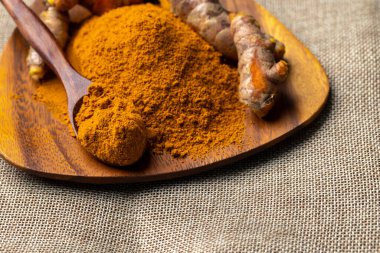 Zerdeçal tozu doğal bir bitkidir ve yemek pişirmek için bir malzemedir. Kuruduğunda zerdeçal tozunun rengi sarı, çiğ olduğunda ise yeşildir. Hint yemeği gibi Asya körisinin sarı tozu var..