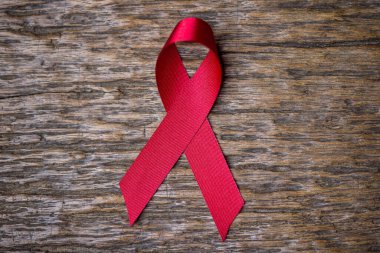 Ahşap arka planı olan kırmızı kurdeleler çok güzel. Noel bayramında hediye kutularına bir sürü kırmızı kurdele takılır. Doğum günü hediyesi ve hediyelerde hep kırmızı kurdele olur.