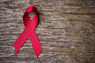 Ahşap arka planı olan kırmızı kurdeleler çok güzel. Noel bayramında hediye kutularına bir sürü kırmızı kurdele takılır. Doğum günü hediyesi ve hediyelerde hep kırmızı kurdele olur.