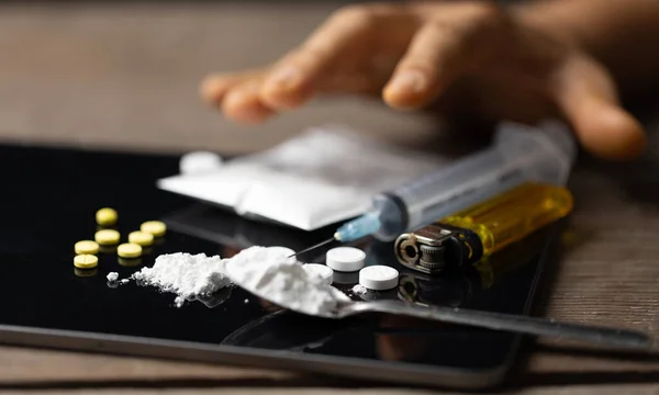 薬物や麻薬はすべての種類の薬です コカインヘロインの中毒は死に有害である 麻薬は違法または禁止されている ヘロインは注射器を使って血を注射する粉末です — ストック写真