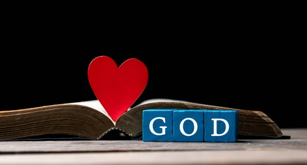 Coração Vermelho Livro Sagrado Bíblia Símbolo Amor Deus Deus Amor — Fotografia de Stock