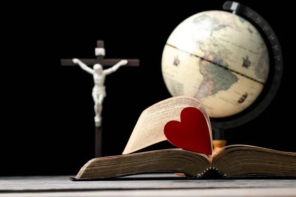 Červené Srdce Svaté Bibli Symbolem Lásky Boha Bůh Dává Lásku — Stock fotografie