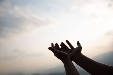 İnsan elleri avuçlarını açıp ibadete başlar. Tanrı, Katolik Paskalya Paskalya Paskalya Perhizi dualarına yardım etsin. Hıristiyan Dini kavramı geçmişi. Tanrı için savaşmak ve zafer.