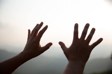 İnsan elleri avuçlarını açıp ibadete başlar. Tanrı, Katolik Paskalya Paskalya Paskalya Perhizi dualarına yardım etsin. Hıristiyan Dini kavramı geçmişi. Tanrı için savaşmak ve zafer.