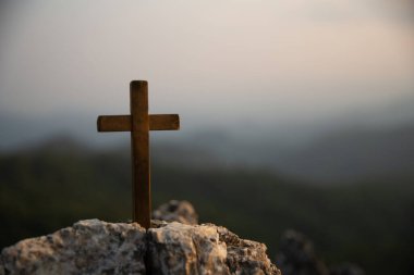 İsa Mesih 'in çarmıha gerilmesi. Calvary Dağı 'nın arka planında siluet çaprazında. Paskalya konsepti