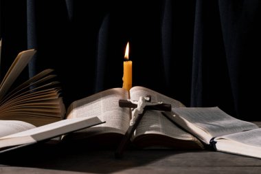 Antika Kitap ve Ahşap Haç 'la Yaşam: Dini Geleneklerin Özünü Yakalamak. Antik İncil ve Kırsal Ahşap Masa Üzerine Eski Kitap: Miras ve Bilgi Keşfi.