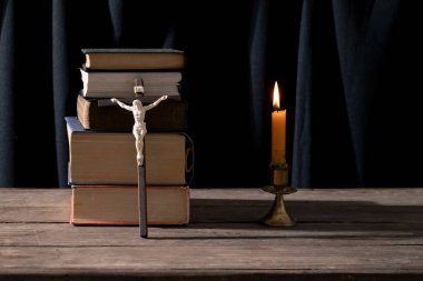 Antika Kitap ve Ahşap Haç 'la Yaşam: Dini Geleneklerin Özünü Yakalamak. Antik İncil ve Kırsal Ahşap Masa Üzerine Eski Kitap: Miras ve Bilgi Keşfi.