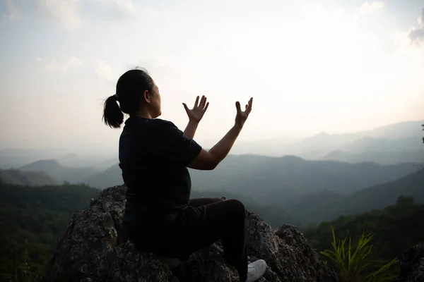 기도하는 여성들 아시아인 여성들 모델들 순간을 느끼고 즐기고 꼭대기 산에서 — 스톡 사진