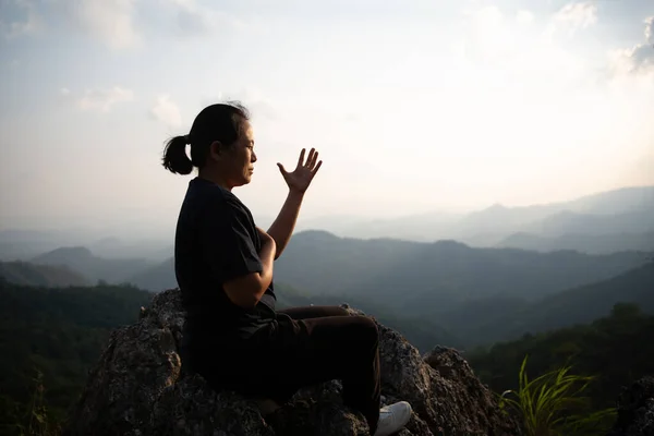 Kadın Tanrı Dua Ediyor Asyalı Kadınlara Poz Veriyor Kız Yetişkin — Stok fotoğraf